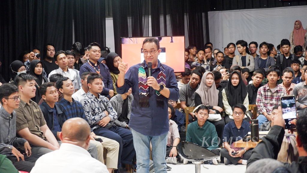 Calon presiden nomor urut 1, Anies Rasyid Baswedan, menjawab pertanyaan anak muda saat bertemu dan berdialog dengan mereka dalam acara bertajuk Desak Anies di Wetland Square, Banjarmasin, Kalimantan Selatan, Selasa (5/12/2023).