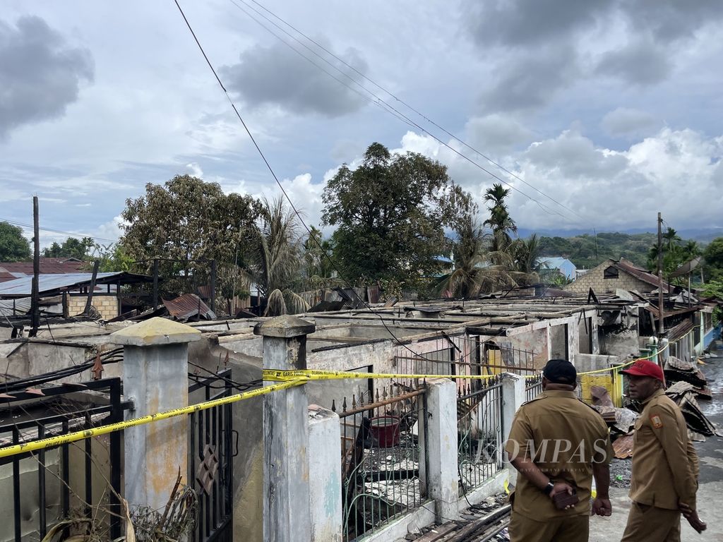 Kebakaran menghanguskan delapan rumah di kompleks perumahan tenaga kesehatan RSUD Abepura di Jalan Mamberamo, Kelurahan Yobe, Distrik Abepura, Kota Jayapura, Papua, Senin (4/12/2023) malam. 