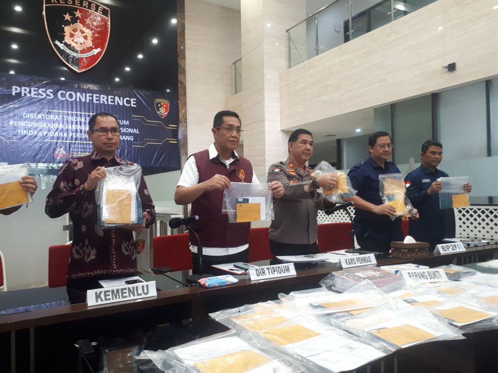 Members of the Indonesian National Police and the Ministry of Foreign Affairs present a number of pieces of evidence in the form of documents on prospective workers used by trafficking in persons to send prospective workers to Saudi Arabia, during a press conference on the crime of trafficking in persons at Police Headquarters, Jakarta, Tuesday (4/4) /2023).
