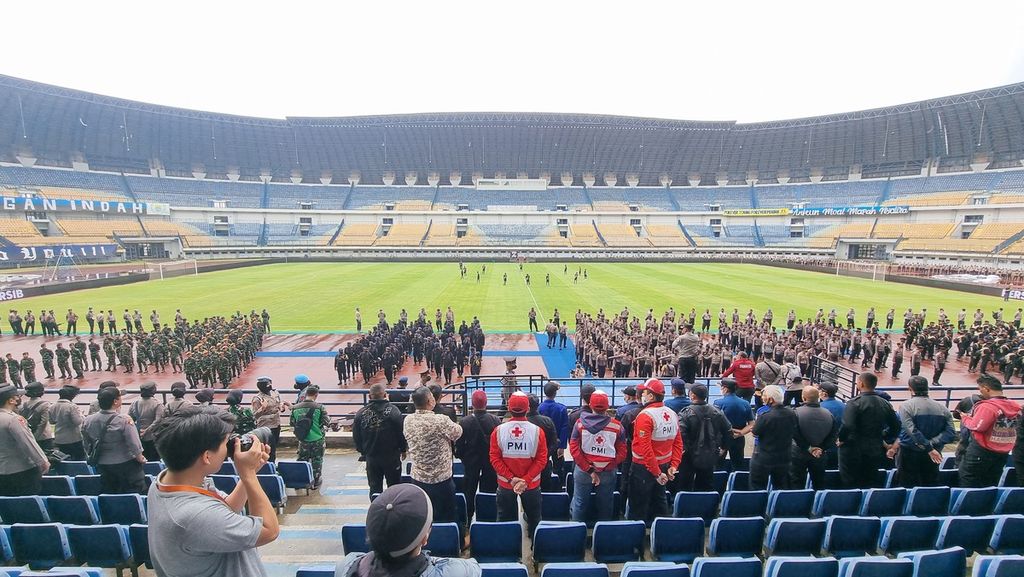 Para personil yang berjaga di Stadion Gelora Bandung Lautan Api, Kota Bandung, Jawa Barat, berkumpul untuk memanjatkan doa bersama, Minggu (2/10/2022). Doa ini ditujukan sebagai ungkapan duka atas tragedi kerusuhan di Stadion Kanjuruhan, Malang, yang menewaskan ratusan jiwa.