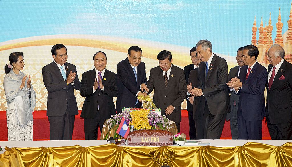Perdana Menteri China Li Keqiang (keempat dari kiri) dan PM Laos Thongloun Sisoulith (kelima dari kiri) memotong kue untuk menandai dimulainya KTT ASEAN-China ke-19 yang digelar bersamaan dengan KTT ASEAN dan KTT terkait di National Convention Center di Vientiane, Laos, Rabu (7/9/2016).