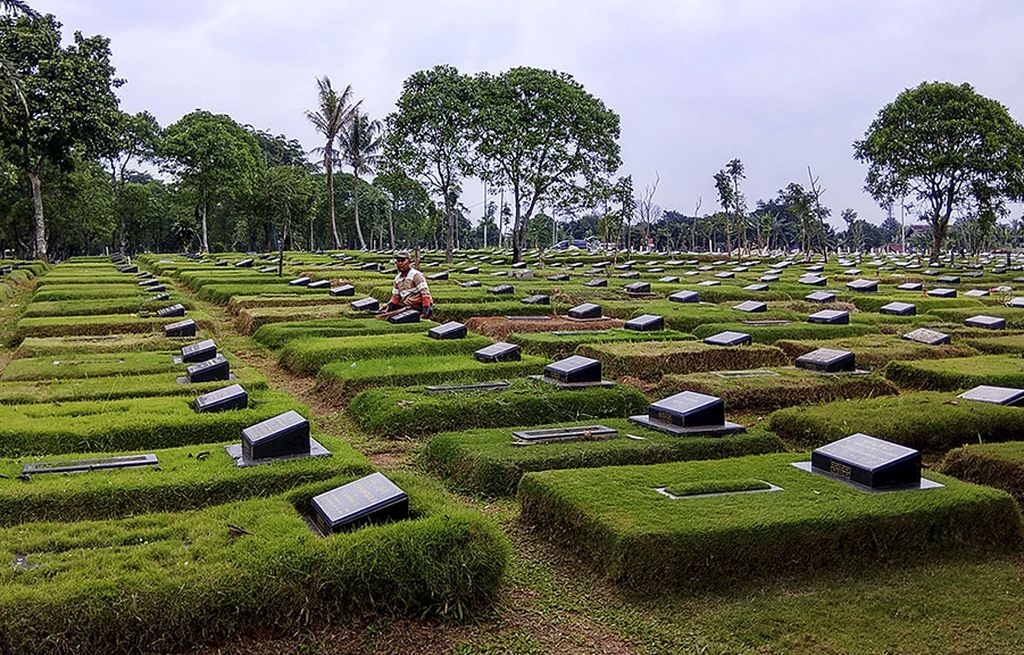 Suasana Tempat Pemakaman Umum (TPU) Pondok Ranggon, Jakarta Timur, Sabtu (30/9). Peraturan Daerah Nomor 3 Tahun 2007 tentang Pemakaman melarang pendirian bangunan permanen di areal petak tanah makam.  Di TPU Pondok Ranggon, pengelola  mulai membersihkan kursi beton di sekitar makam sejak 2016.