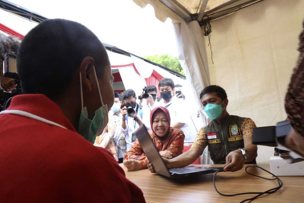 Menteri Sosial Tri Rismaharini menghadiri peringatan Hari Kesehatan Jiwa Sedunia di Sentra Pangudi Luhur Bekasi, Kota Bekasi, Jawa Barat, pada Kamis (6/10/2022). Adapun Hari Kesehatan Jiwa Sedunia diperingati setiap 10 Oktober.