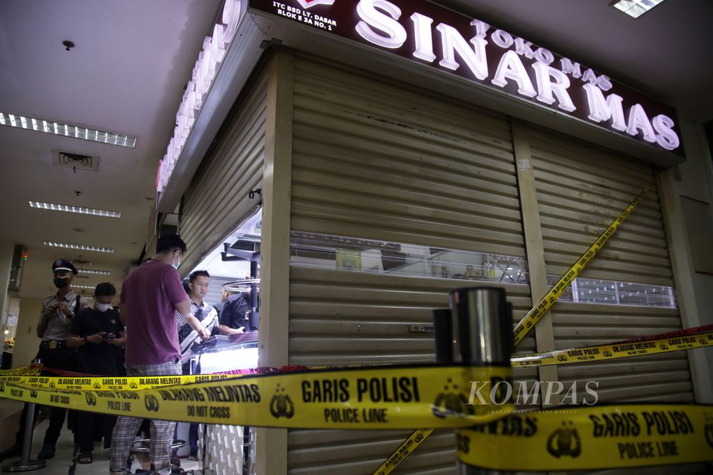 Police officers examine and ask for information from a gold shop employee who was a victim of a robbery at ITC BSD Serpong, South Tangerang,on Friday (16/9/2022).