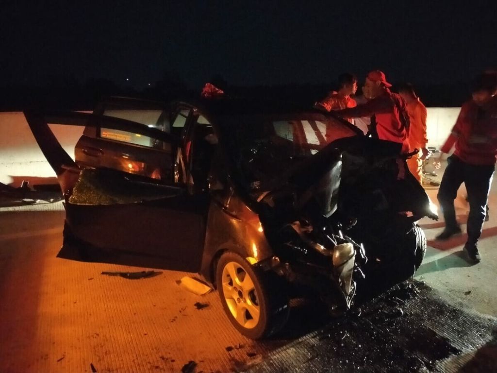 Kondisi mobil Honda Jazz yang mengalami kecelakaan di Jalan Tol Bakauheni-Terbanggi Besar, Senin (14/10/2019) dini hari. Akibatnya, dua orang meninggal dalam kecelakaan tersebut.