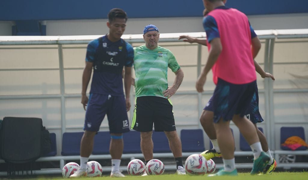 Persib Bandung's coach, Bojan Hodak, observed his players during training at the Sidolig Stadium in Bandung, West Java on Thursday (23/5/2024). Persib will face Madura United in the final match of the 2023/2024 Liga 1 on May 26th and 31st, 2024.