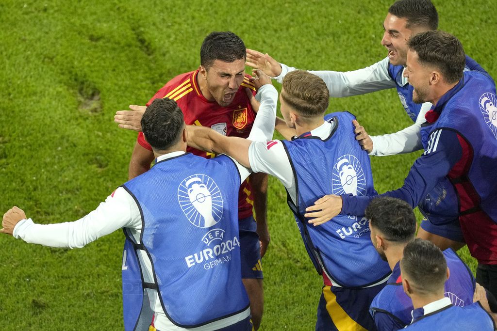 Gelandang Spanyol, Rodri, merayakan gol ke gawang Georgia pada laga 16 besar Piala Eropa 2024 di Stadion RheinEnergie, Koeln, Jerman, Senin (1/7/2024) dini hari WIB. Spanyol lolos ke perempat final dengan kemenangan 4-1.