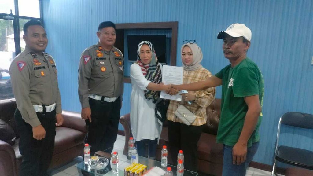 Keluarga korban tabrak lari di Kota Parepare, Sulawesi Selatan, berjabat tangan dengan pelaku (baju hijau), disaksikan Kepala Polres Parepare di Markas Polres Parepare, Rabu (9/11/2022).