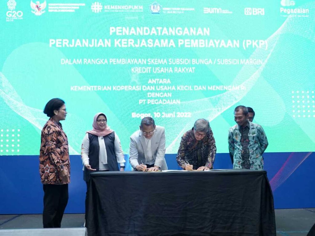 Penandatanganan nota kerja sama dilakukan oleh Direktur PT Pegadaian Damar Latri Setiawan (ketiga dari kiri) dan Deputi Bidang Usaha Mikro Kementerian Koperasi dan UKM Eddy Satriya (kedua dari kanan) di Bogor, Jawa Barat, Jumat (10/6/2022). 