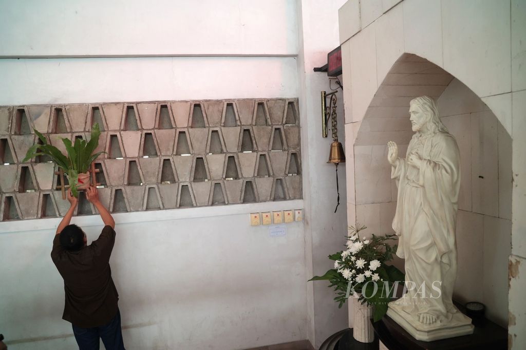 Panitia memasang dekorasi tanaman di Gereja Santo Barnabas, Pondok Cabe, Tangerang Selatan, Banten, Kamis (22/12/2022). 