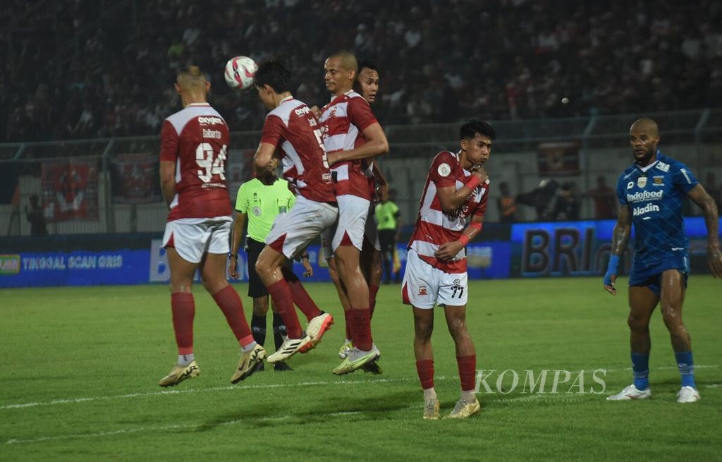 Madura United FC players block the ball of Persib Bandung in the second final match of the Championship Series BRI Liga 1 at Gelora Bangkalan Stadium on Friday (31/5/2024). Persib Bandung won 3-1. In the first game in Bandung, Persib won 3-0.