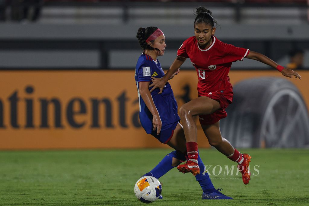 Indonesian player, Claudia Scheunemann (right), passes Filipino player, Ariana Markey, during the Group A match of the 2024 AFC Women's U-17 Championship at Captain I Wayan Dipta Stadium, Gianyar, Bali, on Monday (6/5/2024). Indonesia had to acknowledge the victory of the Philippines with a significant score of 1-6.