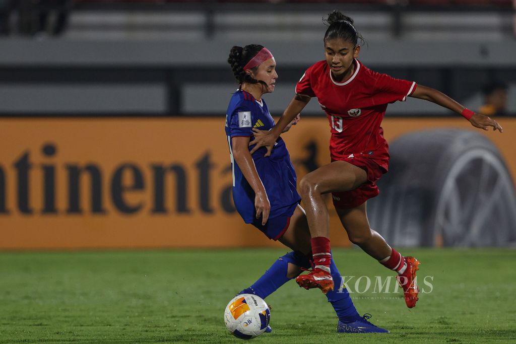 Pemain Indonesia, Claudia Scheunemann (kanan), melewati pemain Filipina, Ariana Markey, pada pertandingan Grup A Piala Asia Putri U-17 2024 di Stadion Kapten I Wayan Dipta, Gianyar, Bali, Senin (6/5/2024). Indonesia harus mengakui keunggulan Filipina dengan skor telak 1-6. 