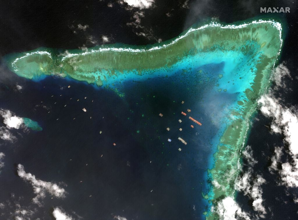 Foto satelit dari Maxar Teknologi menampilkan citra kapal-kapal China di Karang Whitsun di Laut China Selatan, 23 Maret 2021. Amerika Serikat mendukung Filipina dalam sengketa menghadapi China terkait kepemilikan wilayah di Laut China Selatan. 