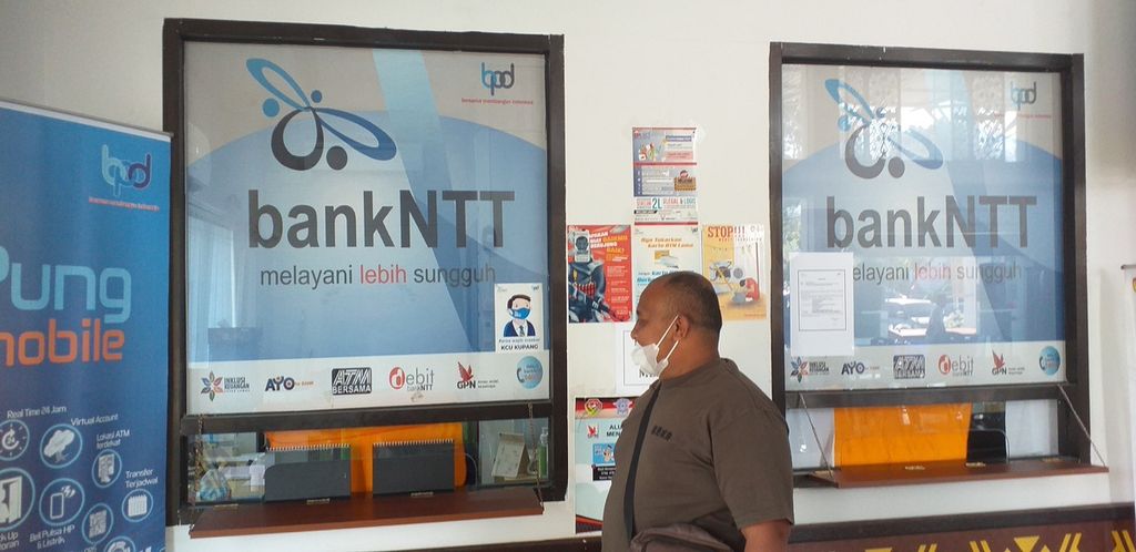 Agus Samon (33) ,warga Kelurahan Naimata Kota Kupang, seusai membayar pajak kendaraan bermotor di Bank NTT di dalam kantor Samsat Kupang, Rabu (6/9/2023). Bank NTT sejak awal September 2023 berubah menjadi bank devisa.