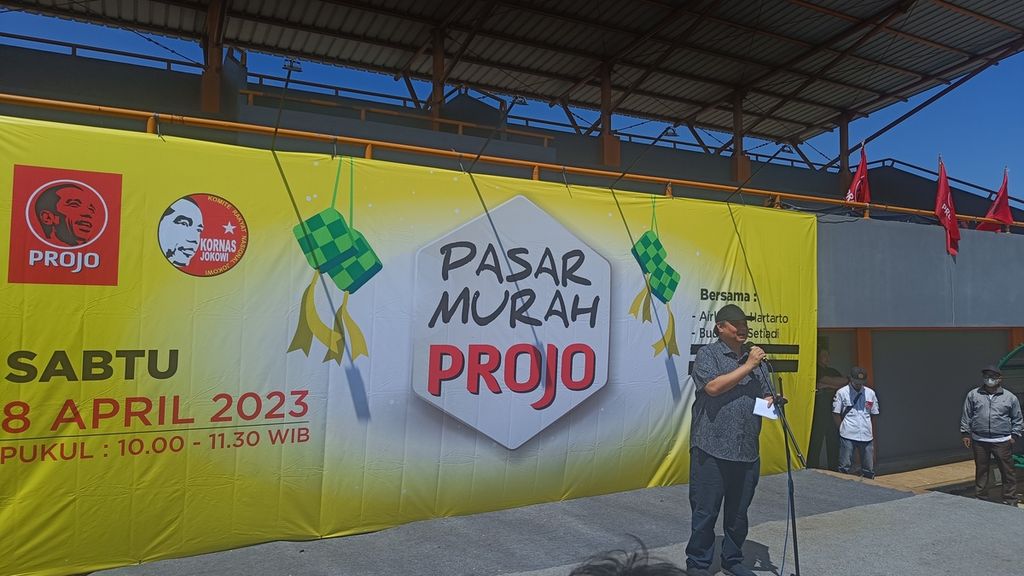 Ketua Umum Partai Golkar Airlangga Hartarto menyampaikan sambutannya dalam acara Pasar Murah Projo di Stadion Mini Pagedangan, Kabupaten Tangerang, Banten, Sabtu (8/4/2023).