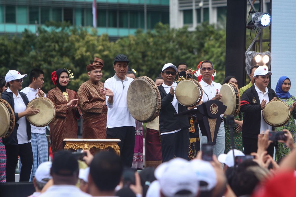 Presiden Joko Widodo menabuh rebana dalam acara Kick Off Keketuaan ASEAN Indonesia 2023, di Bundaran HI, Jakarta, Minggu (29/1/2023).