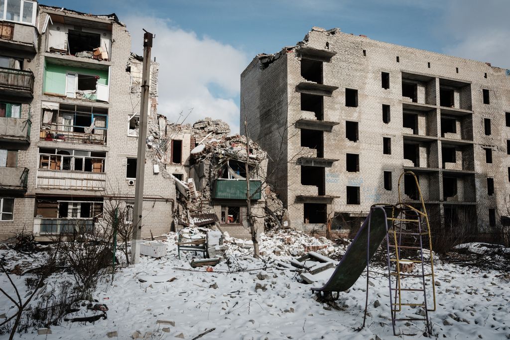 Dalam foto pada 5 Februari 2023 ini terlihat bangunan di Chasiv Yar, Ukraina, yang rusak akibat serangan Rusia. Hingga setahun berlangsung, belum ada tanda perang Ukraina akan berakhir.