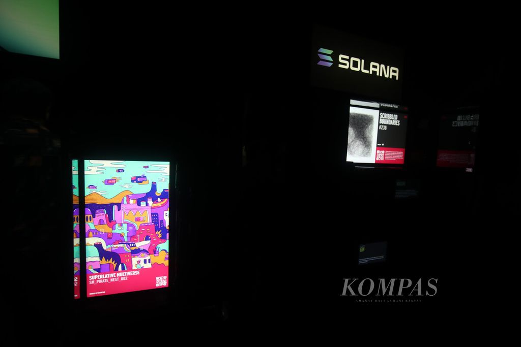 Mewadahi wacana mengenai seni rupa digital dan teknologi blockchainyang berkembang belakangan ini, Art Jakarta berkolaborasi dengan Solana menampilkan pameran NFT sebagai bagian dari Art Jakarta Gardens 2022 di Hutan Kota by Plataran Senayan, Jakarta, Sabtu (9/4/2022).