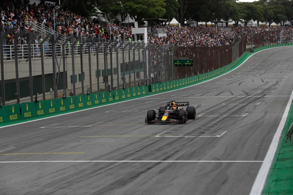 Pebalap Red Bull, Max Verstappen, memacu mobilnya saat sesi kualifikasi balap Formula 1 seri Brasil di Interlagos, Sabtu (4/11/2023) dini hari WIB. 
