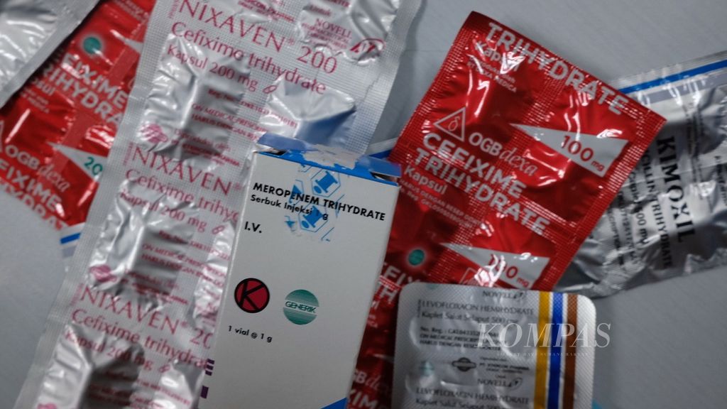 Sejumlah jenis antibiotik oral dan injeksi ada di sebuah meja, di Jakarta, Selasa (19/3/2024). Antibiotik yang mesti didapat dengan resep dokter ternyata dapat dibeli secara bebas lewat platform lokapasar dan apotek.