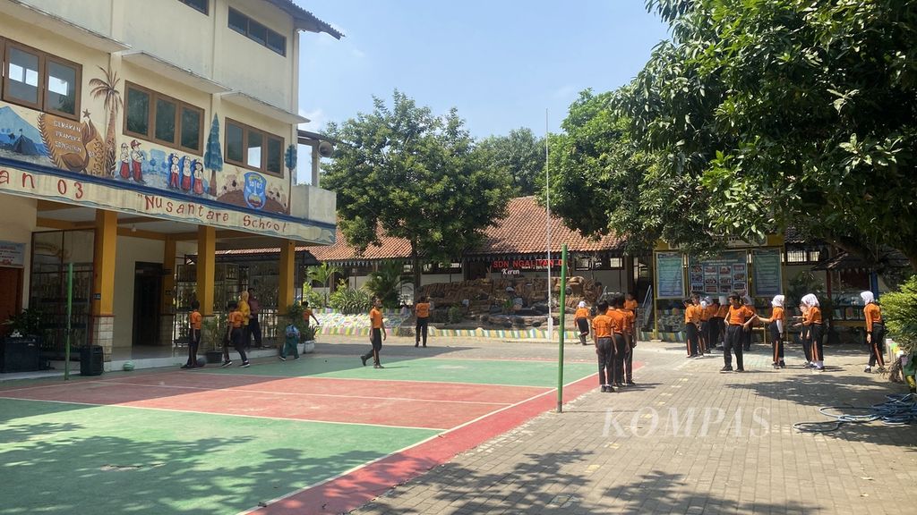 Para pelajar beraktivitas di halaman SD Negeri Ngaliyan 03 Kota Semarang, Jawa Tengah, Jumat (25/8/2023). 