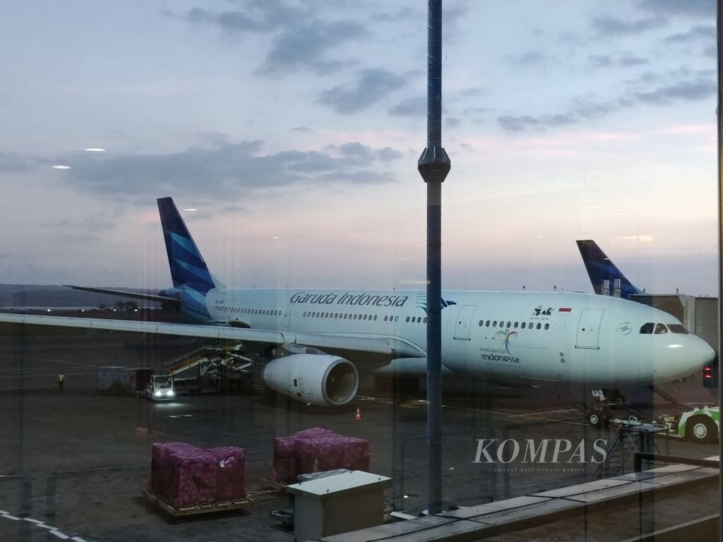 Pesawat Garuda Indonesia di Bandara Internasional Ngurah Rai, Bali, Minggu (21/10/2018).