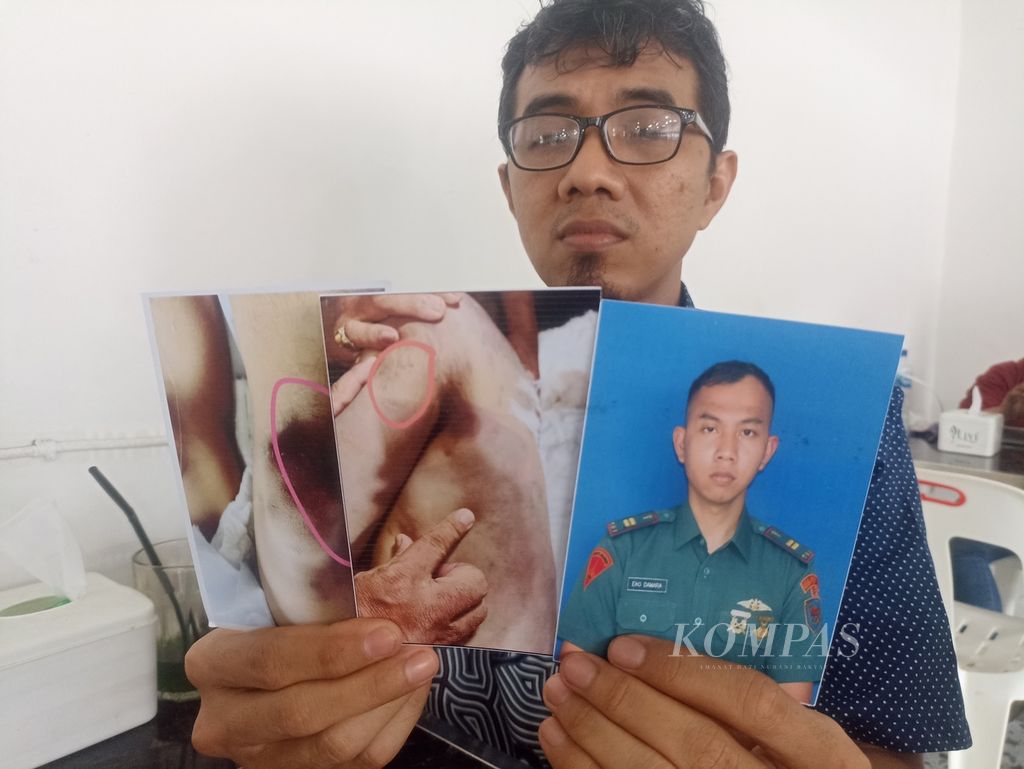 Dedi Pranajaya menunjukkan foto semasa hidup dan luka lebam jenazah adiknya, Letnan Satu Dokter Eko Damara, di Medan, Rabu (15/5/2024). Eko disebut meninggal karena bunuh diri dengan menembak sendiri kepalanya. Namun, keluarga mencurigai dugaan pembunuhan karena adanya luka lebam. 