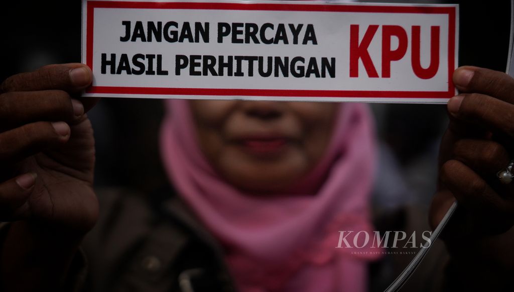 Pesan yang dibawa massa Gerakan Masyarakat Sipil Selamatkan Demokrasi Indonesia saat menggelar aksi di sekitar kantor Komisi Pemilihan Umum (KPU) RI, Jakarta, Senin (18/3/2023). 