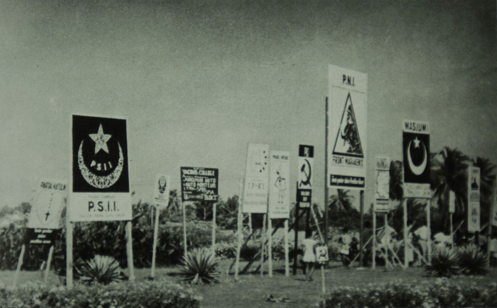 Tanda-tanda gambar pada pemilu pertama tahun 1955 yang diikuti 28 partai, organisasi, dan perorangan. Di antara partai-partai politik itu ada juga partai yang bersifat kesukuan dan kedaerahan. Repro buku <i>30 Tahun Indonesia Merdeka.</i>