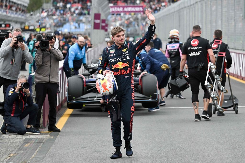 Max Verstappen, pebalap Red Bull, melambaikan tangannya kepada penggemar seusai meraih start terdepan pada kualifikasi balapan Formula 1 seri Australia di Sirkuit Melbourne Park, Sabtu (1/4/2023).