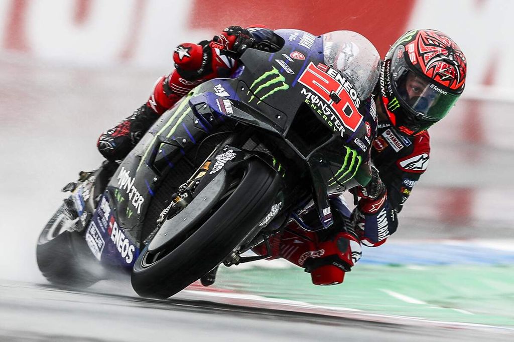 Pebalap tim Yamaha Fabio Quartararo memacu motornya pada MotoGP seri Belanda di Sirkuit Assen, 24 Juni 2022. 