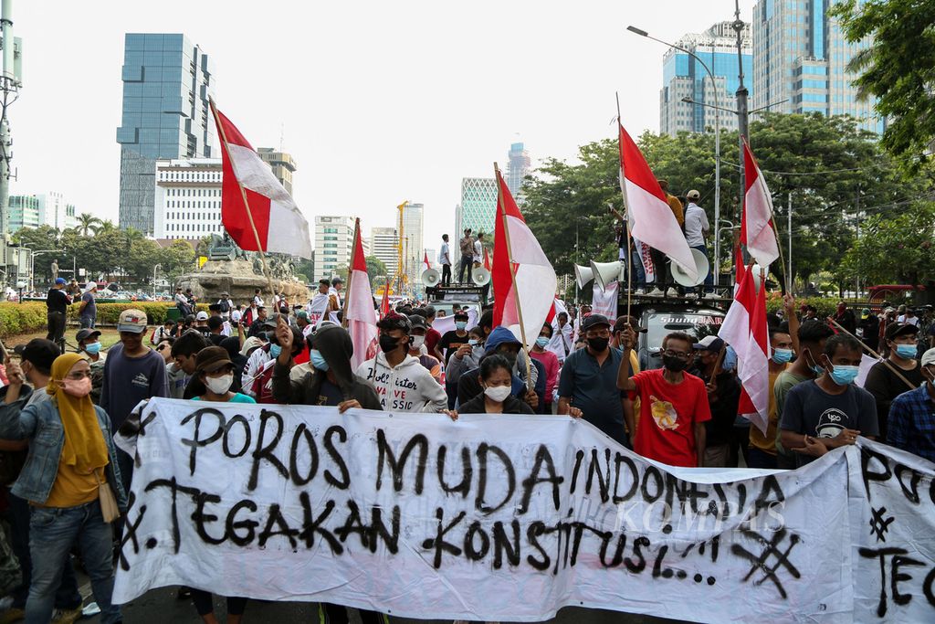 Para peserta aksi membawa spanduk berisi dukungan kepada Mahkamah Konstitusi di kawasan Patung Kuda Arjuna Wijaya, Jakarta, Selasa (7/11/2023). Peserta aksi yang tergabung ke dalam sejumlah kelompok massa aksi melakukan demonstrasi menjelang putusan Majelis Kehormatan Mahkamah Konstitusi (MKMK).