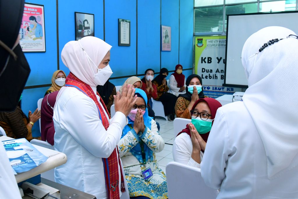 Ibu Iriana Jokowi meninjau pemeriksaan kesehatan IVA (inspeksi visual asam asetat) di PT KMK Global Sports, Kabupaten Tangerang, Rabu, 24 Agustus 2022.