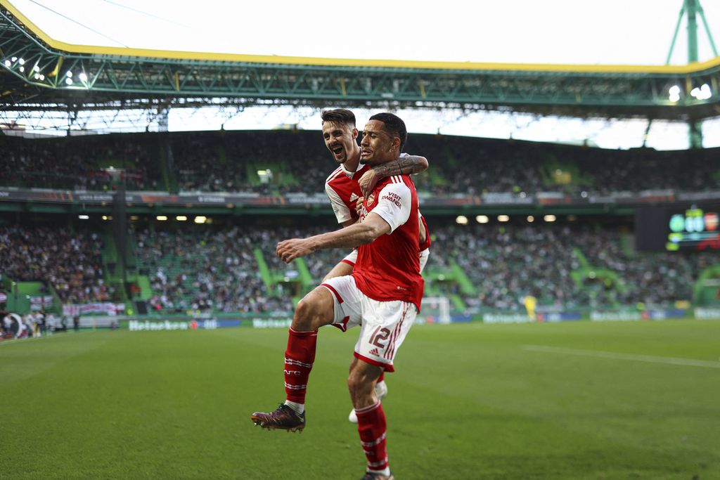 Bek Arsenal William Saliba (kanan) dirangkul gelandang Fabio Vieira setelah mencetak gol pertama timnya pada laga pertama babak 16 besar Liga Europa antara Arsenal dan Sporting Lisbon di Stadion Jose Alvalade, Lisbon, Jumat (10/3/2023) dini hari WIB.