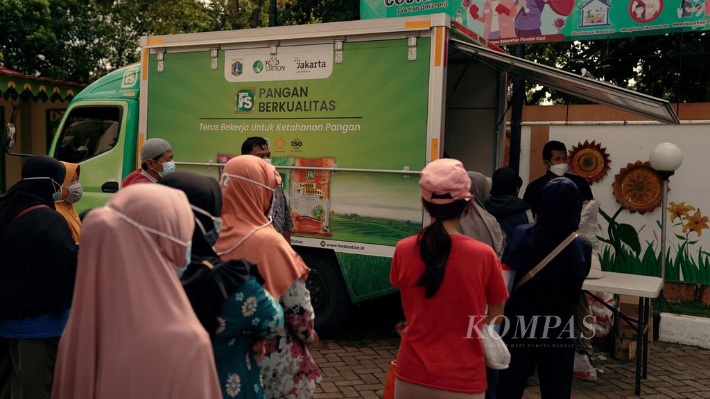 Warga antre membeli barang kebutuhan sehari-hari dalam pasar murah yang diadakan oleh Food Station di Kantor Kelurahan Pondok Kopi, Duren Sawit, Jakarta Timur, Kamis (24/2/2022). 