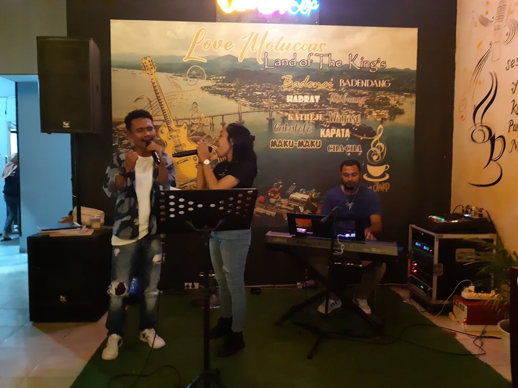 Live musik di rumah kopi Kafe Ujung Jembatan Merah Putih di Kota Ambon, Maluku, pada Sabtu (17/6/2023).