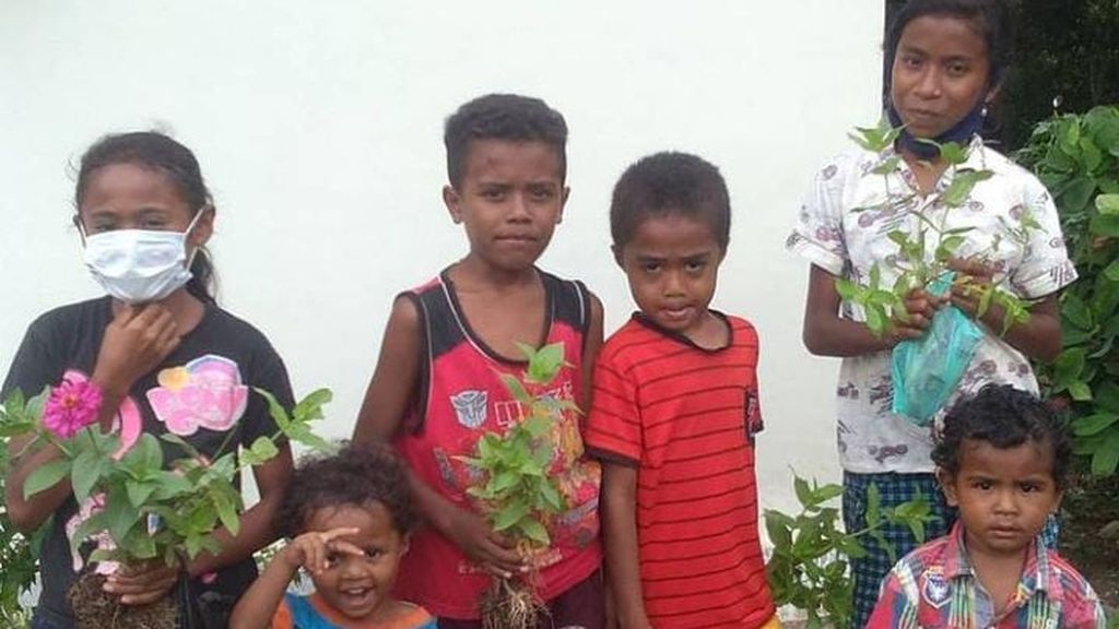 Anak-anak peserta taman baca di Motamasin, perbatasan Kabupaten Malaka-Timor Leste membawa anakan pohon masing-masing untuk ditanam di pekarangan rumah atau di sumber-sumber mata air terdekat. Sejak dini anak-anak ini perlu diajari bagaimana mencintai lingkungan sekitar.