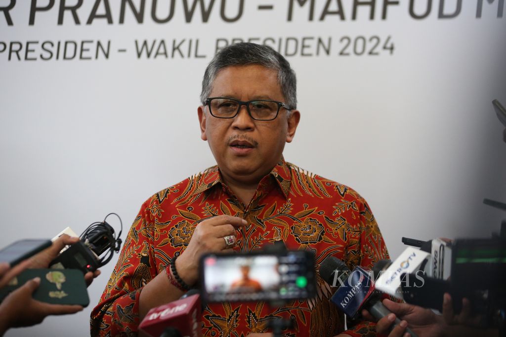 Sekretaris Jenderal PDI-P Hasto Kristiyanto memberi keterangan kepada wartawan  di Menteng, Jakarta, Senin (1/4/2024).