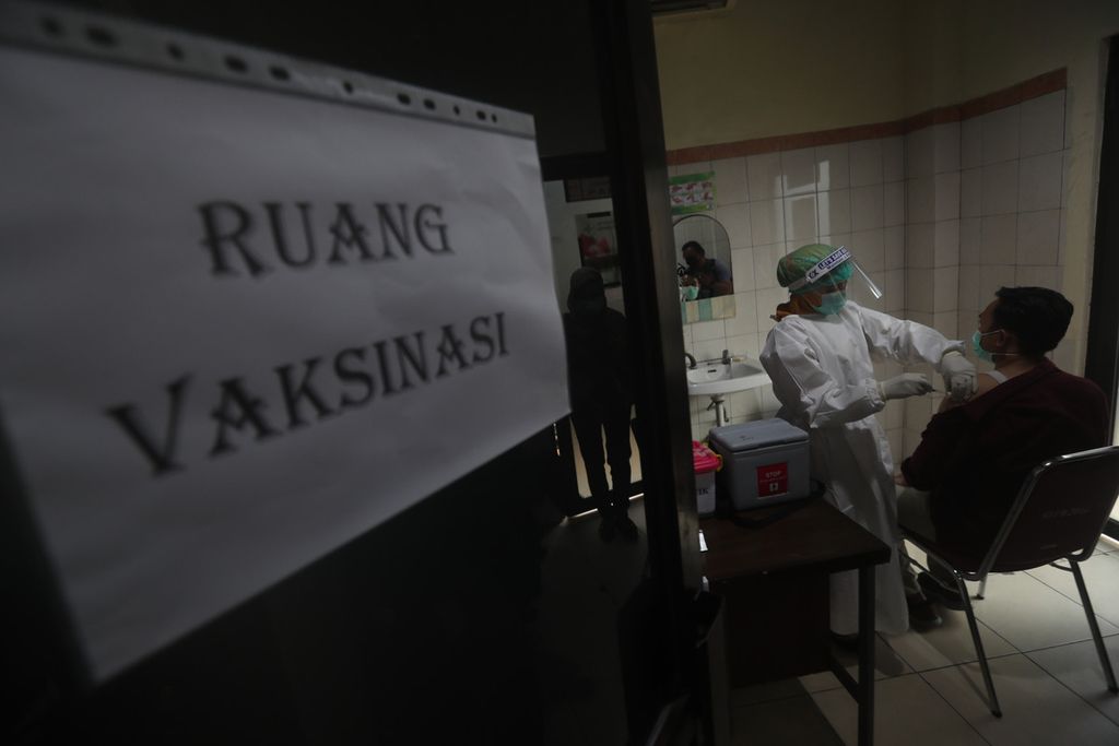 Puskesmas Kelurahan Cilincing I, Jakarta Utara, melaksanakan simulasi pemberian vaksin, Selasa (12/1/2021). Tahap-tahap pelaksanaan simulasi dimulai dari pendataan diri, skrining atau pemeriksaan diri pasien, tindakan vaksinasi, dan terakhir observasi pascavaksinasi.