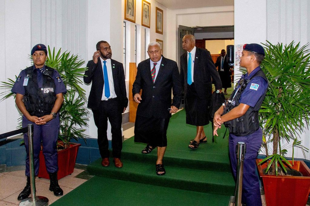 Mantan Perdana Menteri Fiji Frank Bainimarama (tengah) terlihat berada di gedung parlemen di Suva, Fiji, Sabtu (24/12/2022). 