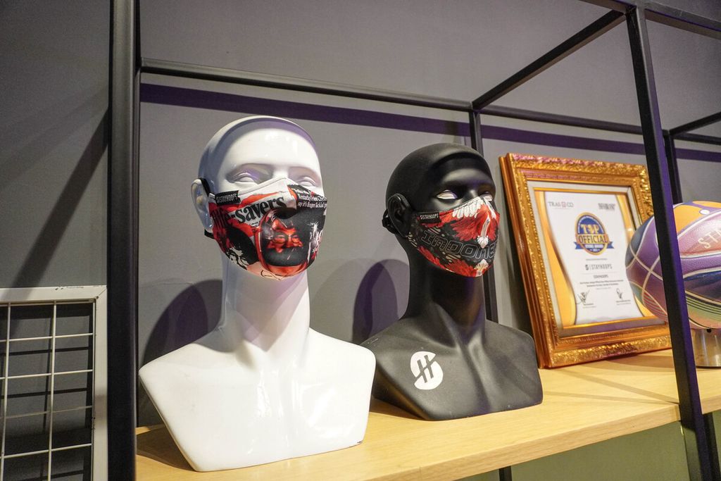 <i>Display </i>masker bermotif di toko Stayhoops, Bandung, Jawa Barat, Kamis (25/11/2021).
