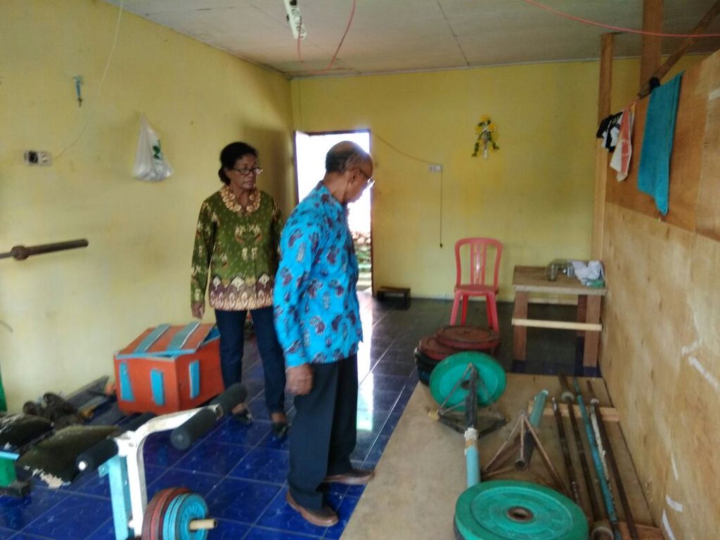 Lisa Rumbewas' mother, Ida Aldamina Korwa, and father, Levinus Rumbewas, showed the area where Lisa trains children around her house during a visit by the Head of Development and Achievement at the Indonesian Weightlifting Association (PABSI), Hadi Wihardja, in 2017.