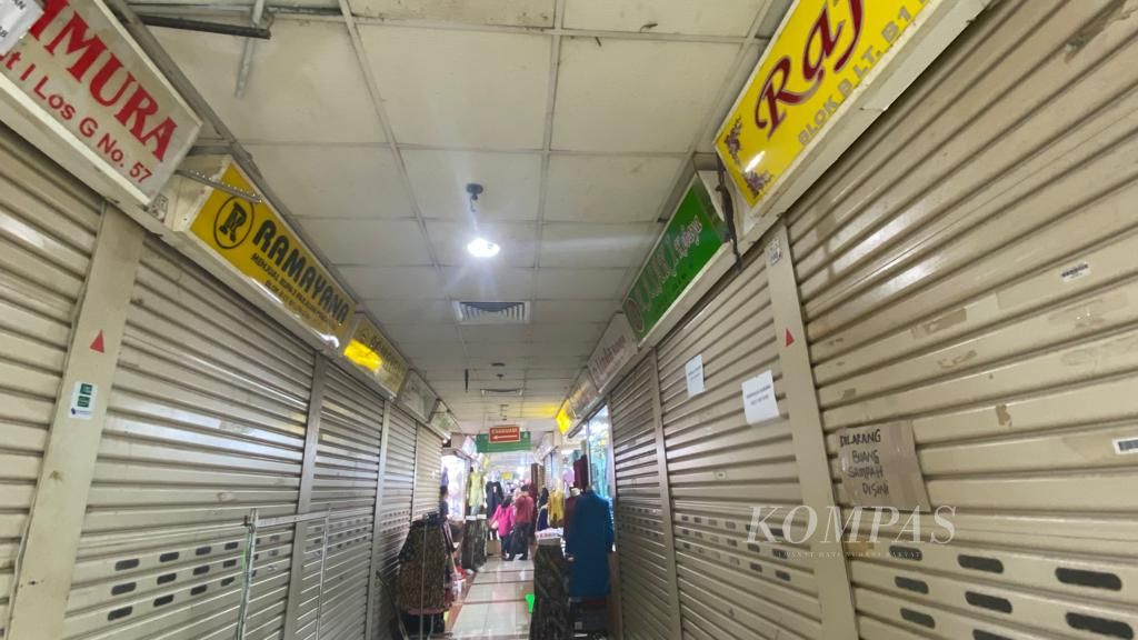 Sederet kios telah ditutup di Blok B Pasar Tanah Abang, Jakarta, Selasa (12/9/2023).