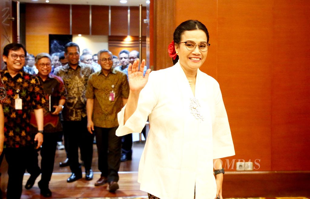 Menteri Keuangan Sri Mulyani Indrawati mengenakan kebaya saat menyapa awak media jelang konferensi pers APBN Kita 2023 di Jakarta, Jumat (15/12/2023). 