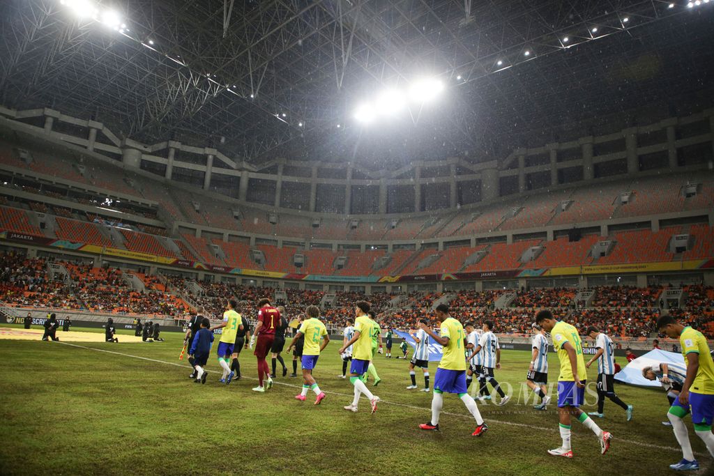 Suasana di Stadion Internasional Jakarta (JIS), Jakarta, ketika tim Brasil dan Argentina memasuki lapangan dalam laga perempat final Piala Dunia U-17 2023, Jumat (24/11/2023) malam. Laga tersebut menjadi penentu kedua negara raksasa sepak bola di Amerika Selatan. 
