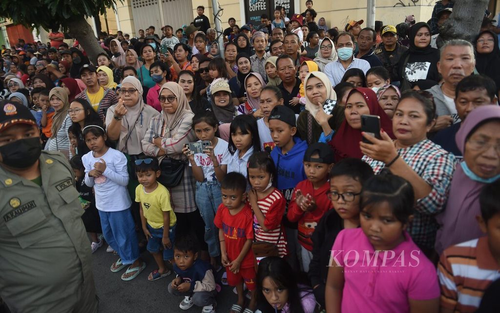 Warga melihat Parade Surabaya Juang di Jalan Kramat Gantung, Surabaya, Jawa Timur, Minggu (5/11/2023).
