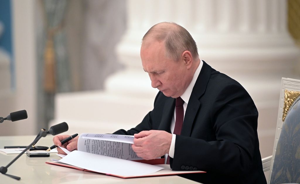 Presiden Rusia Vladimir Putin menandatangani dokumen yang mengakui kemerdekaan dua wilayah di Ukraina timur, di Moskwa, Senin (21/2/2022). 