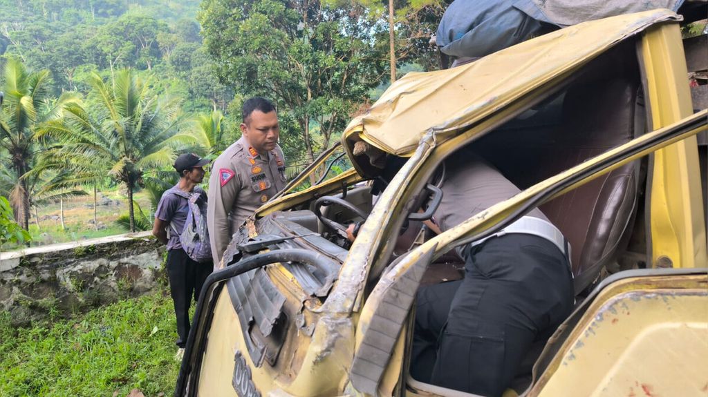 Kepala Satuan Lalu Lintas Polres Cimahi Ajun Komisaris Sudirianto melihat truk yang mengalami kecelakaan tunggal di Desa Saguling, Kabupaten Bandung Barat, Jawa Barat, Jumat (26/1/2024). Kecelakaan ini terjadi sekitar pukul 01.00.