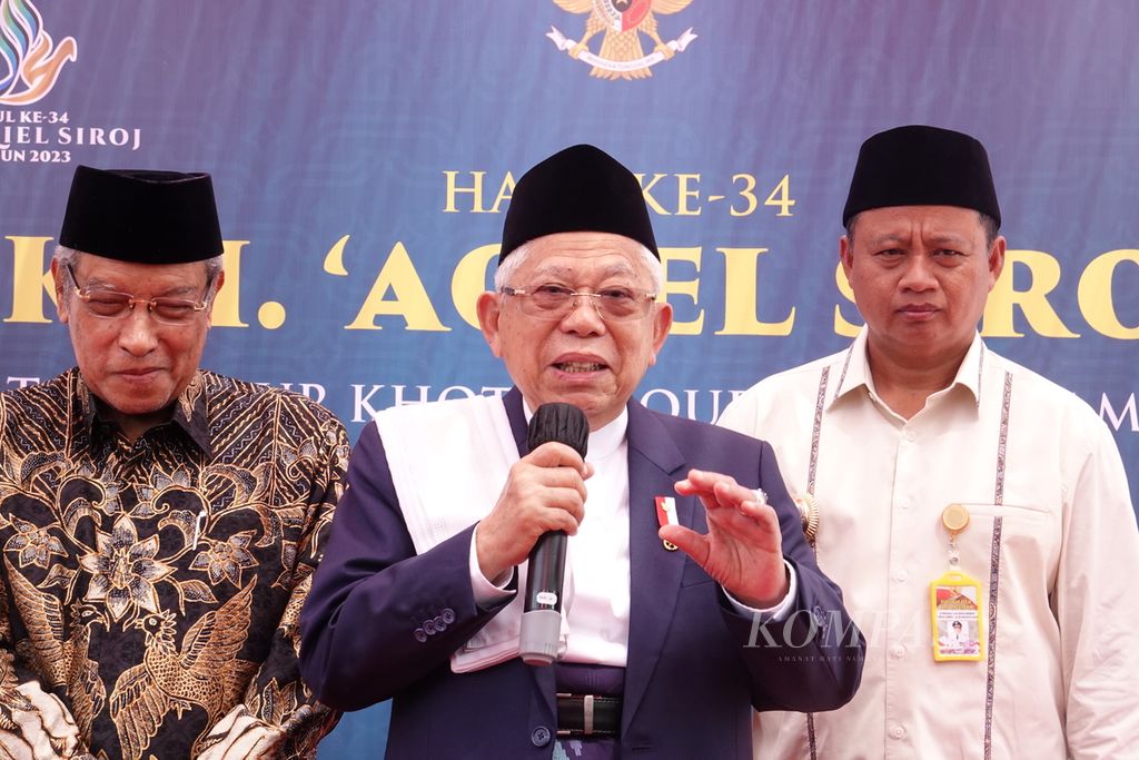Wakil Presiden Ma'ruf Amin memberikan keterangan pers di Pondok Pesantren KHAS Kempek pada agenda Haul Ke-34 KH Aqiel Siroj, di Lapangan Utama Pondok Pesantren KHAS Kempek Cirebon, Sabtu (26/8/2023).